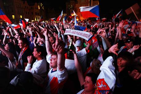 Na Staroměstském náměstí fandily hokejistům tisíce lidí.