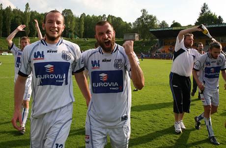 Jaroslav mrha (vlevo) a Luk Dvok, fotbalist st nad Labem, se raduj z postupu do prvn ligy