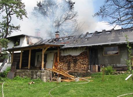 V Trojanovicch si chata podplil vlastn staven, patn opravoval stechu. (25. kvtna 2010)