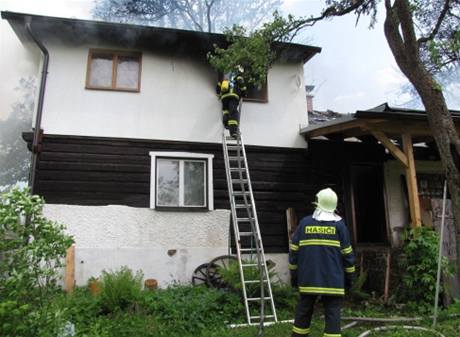 V Trojanovicch si chata podplil vlastn staven, patn opravoval stechu. (25. kvtna 2010)