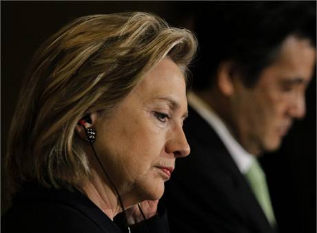 Hillary Clintonov v Japonsku. V pozad japonsk ministr zahrani Kacuja Okada (21. kvtna 2010)