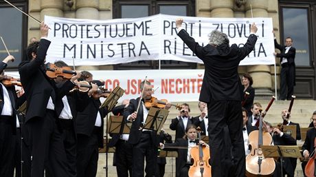 Hudebnci esk filharmonie (F) protestovali 27. kvtna na schodech praskho Rudolfina proti zpsobu jmenovn svho novho editele.