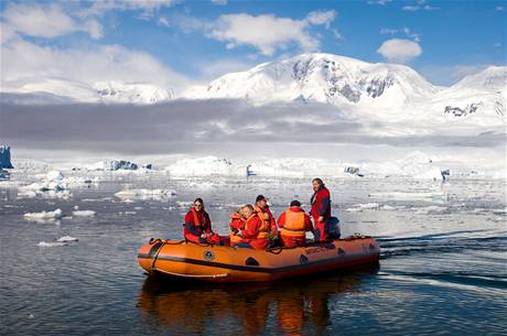 Antarktida je m dl astji dobvna turistickmi vpravami.
