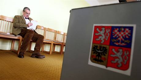 Karel Schwarzenberg odevzdal svj volebn hlas v Skoicch na Rakovnicku. (28. kvtna 2010)