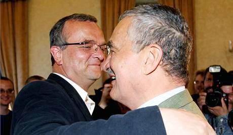 Miroslav Kalousek a Karel Schwarzenberg se raduj ve volebnm tbu strany TOP 09 v Praze. (29. kvtna 2010)