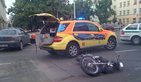 Nehoda motorky a osobnho auta na Evropsk v Dejvicch