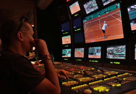 Roland Garros - Přenosový 3D vůz. Uprostřed je umístěn 3D monitor. Režisér i střihač používají pro sledování trojrozměrného obrazu polarizační brýle.