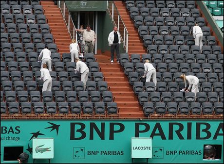 Roland Garros - Tribunu pro VIP vždy po dešti hostesky pečlivě osušily.