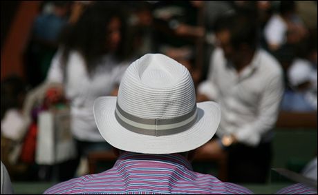 Roland Garros - Typický klobouk, který na Roland Garros uvidíte často.