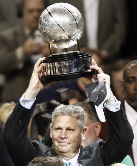 Prezident basketbalovho klubu Boston Celtics Danny Ainge s trofej pro vtze Vchodn konference. 