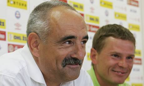 Trenr brnnskch fotbalist Karel Veea (vlevo) s majitelem klubu Romanem Prosem.