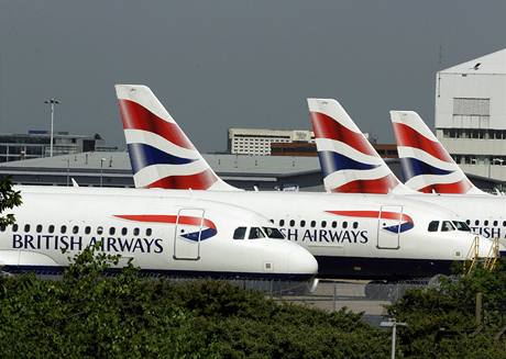 Letadla British Airwaysstoj na letiti Heathrow. Palubn personl aerolinek vstoupil do ptidenn stvky (24. kvtna 2010)