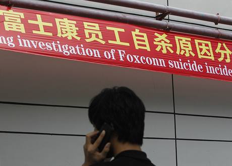 V�robce mobil� Foxconn pustil do sv� p��sn� utajovan� tov�rny v jiho��nsk�m m�st� �en-�en novin��e pot�, co firmu zachv�tila vlna sebevra�d vlastn�ch zam�stnanc�.