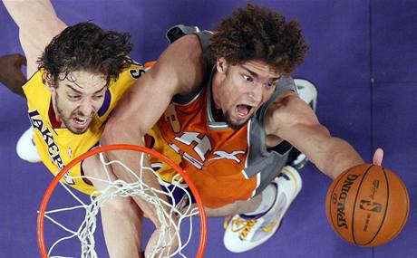 Pau Gasol (vlevo) z LA Lakers marn zastavuje Robina Lopeze z Phoenixu Suns