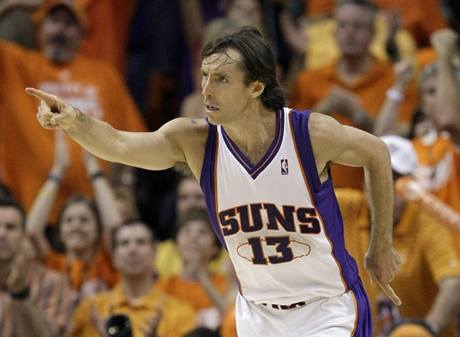 Steve Nash z Phoenixu Suns se raduje z trefy do koe LA Lakers.