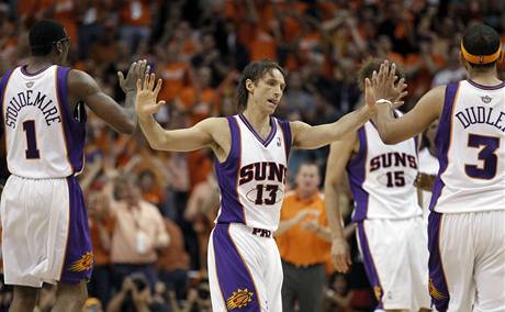 Steve Nash (13) z Phoenixu Suns se se spoluhri raduje z vhry nad LA Lakers