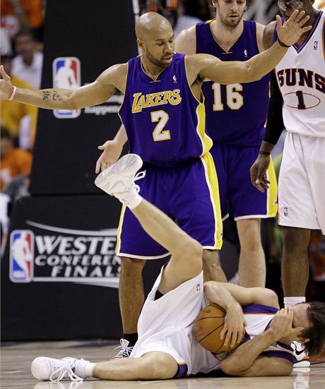Steve Nash z Phoenixu Suns le na palubovce po deru od Dereka Fishera z LA Lakers