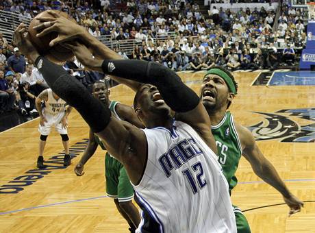 Dwight Howard z Orlanda Magic se pokou zakonit pes faul Rasheeda Wallace z Bostonu Celtics