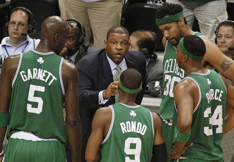 Trenr Doc Rivers z Bostonu Celtics se svmi svenci bhem utkn s Orlandem Magic