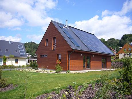 Koberovy, Česko. Podobnou dřevostavbu, kde solární kolektory a fotovoltaické panely zajistí dost energie na pokrytí spotřeby tepla, lze pořídit za cenu do čtyř milionů korun
