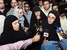 Zprava: Matky Amerian zadrených v Íránu na teheránském letiti. Zleva: Nora Shourdová, Laura Fattalová a Cindy Hickeyová.