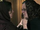 Amerianka zadrená v Íránu Sarah Shroudová pi setkání se svoují matkou Norou v Teheránu. (20. kvtna 2010)