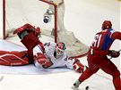 BRAVURNÍ VOKOUN. Branká eských hokejist likviduje útok Maxima Afinogenova.