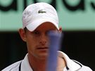 Andy Roddick hází raketou v duelu 1. kola Roland Garros proti Finu Nieminenovi.