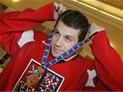 SE ZLATEM. Hokejový útoník Petr Hubáek s nejcennjí medailí z MS 2010
