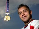 SE ZLATEM. Hokejový obránce Petr Gegoek s nejcennjí medailí z MS 2010