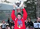 Ped soutním ohostrojem Nmecka na festivalu Ignis Brunensis na Brnnské pehrad hokejista Petr Hubáek ukázal nejen zlatou medaili, ale také pohár mistr svta v ledním hokeji 