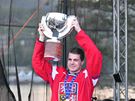 Ped soutním ohostrojem Nmecka na festivalu Ignis Brunensis na Brnnské pehrad hokejista Petr Hubáek ukázal nejen zlatou medaili, ale také pohár mistr svta v ledním hokeji 