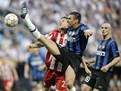 Lucio, obránce Interu Milán (uprosted) odkopává vysoký mí ped Thomasem Müllerem z Bayernu Mnichov. Pihlíí Esteban Cambiasso