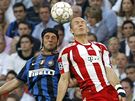Christian Chivu, obránce Interu Milán (vlevo), v hlavikovém souboji s Arjenem Robbenem z Bayernu Mnichov