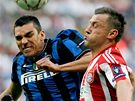 Lucio, obránce Interu Milán (vlevo), odkopává mí ped dobíhajícím Ivicou Oliem z Bayernu Mnichov