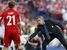 José Mourinho, trenér Interu Milán (vpravo) chytá mí ped pihlíejícím Philippem Lahmem, obráncem Bayernu Mnichov
