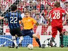 Diego Milito, útoník Interu Milán (vlevo), stílí gól Bayernu Mnichov ve finále Ligy mistr. Pihlíí branká Hans-Jorg Butt a obránce Holger Badstuber.