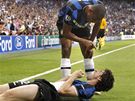 Diego Milito (dole) a Samuel Eto'o se radují z gólu Interu Milán ve finále Ligy mistr.