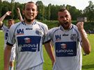 Jaroslav mrha (vlevo) a Luká Dvoák, fotbalisté Ústí nad Labem, se radují z postupu do první ligy