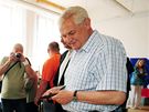 Pedseda SPOZ Milo Zeman odevzdal v Ústí nad Labem svj volební hlas. (28. kvtna 2010)