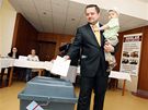 Martin Vacek se synem Martinem u voleb v Malenovicích.. (28. kvtna 2010)