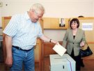 Pedseda SPOZ Milo Zeman s manelkou Ivanou odevzdali své volební hlasy v Ústí nad Labem. (28. kvtna 2010)