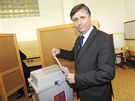 Pedseda vlády Jan Fischer odevzdal volební hlas v Praze 5. (28. kvtna 2010)