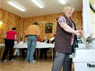 Lidé v Bohumín pili odevzdat své volební hlasy. (28. kvtna 2010)