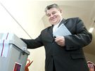 Praský arcibiskup Dominik Duka odevzdal hlasovací lístek ve volební místnosti na Praském Hrad. (28. kvtna 2010)