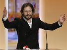 Mathieu Almaric pebírá cenu pro nejlepího reiséra na festivalu v Cannes 2010