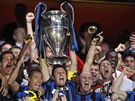 S POHÁREM NAD HLAVOU. Fotbalisté Interu Milán oslavují triumf v Lize mistr.
