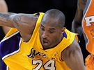Kobe Bryant (24) z LA Lakers a Grant Hill z Phoenixu Suns bojují o mí