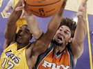 Andrew Bynum (vlevo) z La Lakers a Robin Lopez z Phoenixu Suns svádjí souboj na doskoku.