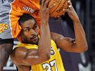 Jason Richardson (nahoe) z Phoenixu Suns a Ron Artest z LA Lakers bojuj o m